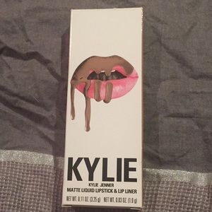 Kylie Jenner matte lip kit in maliboo